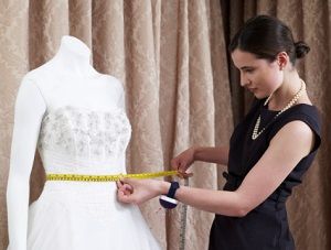 Abito su misura: una guida per la scelta della tua sartoria da sposa